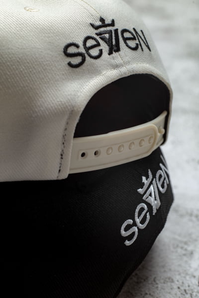 BONÉ LOGO BRANCO SEVEN BRAND